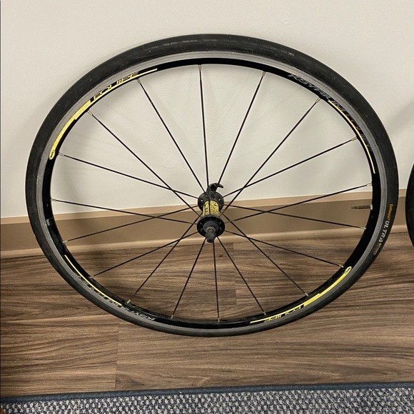 Set of 2 Mavic Ksyrium Équipe 700 Bicycle Wheels W/Tires - Picture 9 of 10